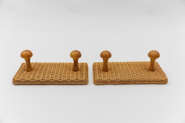 Percheros escandinavos dobles de ratan y madera anos 60. Juego de 2 en venta en Pamono