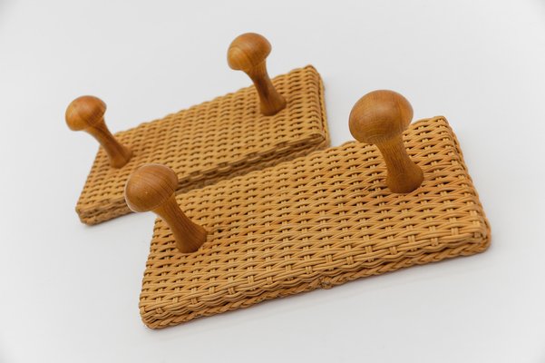 Percheros escandinavos dobles de ratan y madera anos 60. Juego de 2 en venta en Pamono