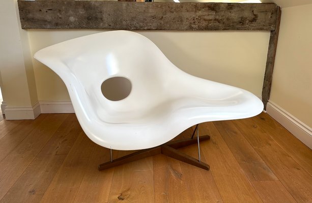First Edition La Chaise Chair by Charles Ray Eames for Vitra 1990s for sale at Pamono