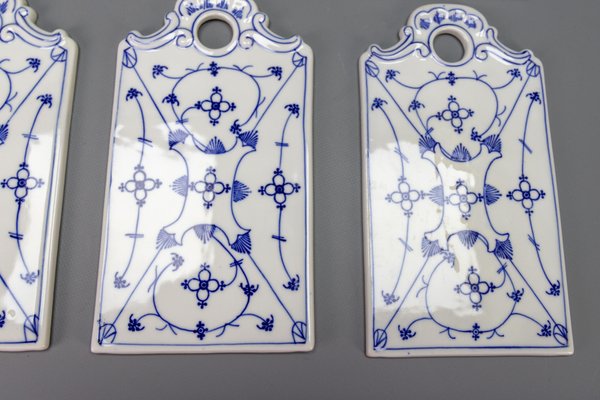 Weiß & Blaue Porzellan Frühstücksbretter, Deutschland, 1930er, 6 . Set bei Pamono kaufen