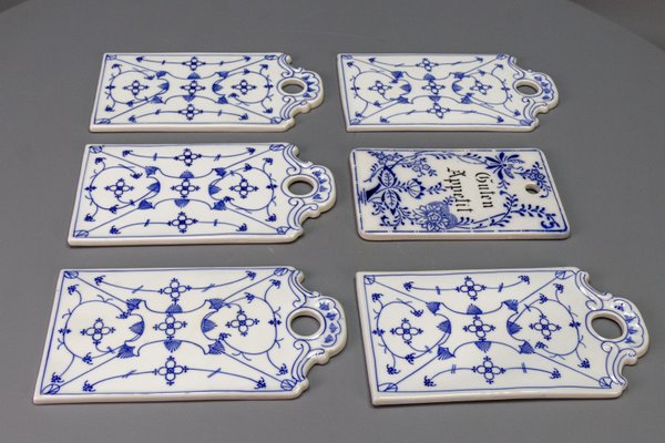 Weiß & Blaue Porzellan Frühstücksbretter, Deutschland, 1930er, 6 . Set bei Pamono kaufen
