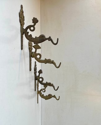 https://cdn20.pamono.com/p/g/1/8/1825475_9plnf4lrfy/vintage-dragon-wall-hooks-in-brass-1970s-set-of-4-2.jpg