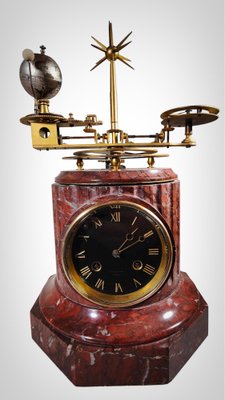 Reloj planetario frances de laton laminado y marmol decada de 1880 en venta en Pamono