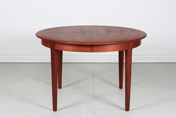 Round table 2024 with two leaves