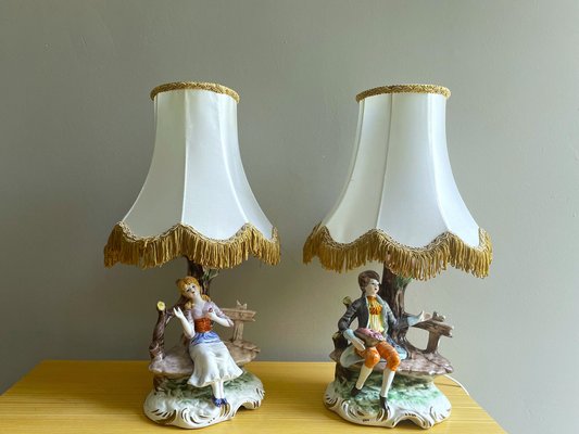 Romantische figurale Tischlampen aus Porzellan im Dresdner Stil von Capodimonte 1930er 2er Set bei Pamono kaufen