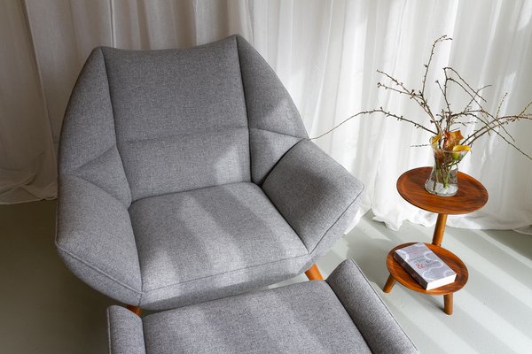 Moderner dänischer Sessel und Hocker Modell 12 von Kurt Østervig, 2018, 2er Set bei Pamono kaufen