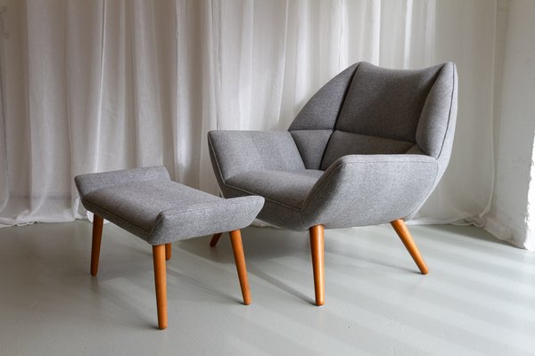 Moderner dänischer Sessel und Hocker Modell 12 von Kurt Østervig, 2018, 2er Set bei Pamono kaufen