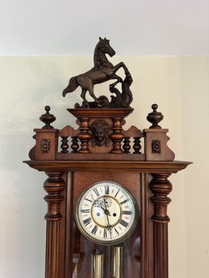 Orologio da parete antico vittoriano in legno di noce intagliato Vienna Austria fine XIX secolo in vendita su Pamono
