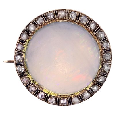 Round brooch discount