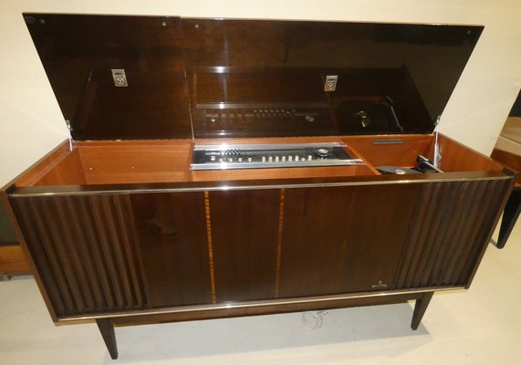 Tocadiscos y radio móvil de Grundig, 1968