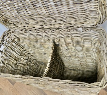 Vintage French Wicker Laundry Basket with Lid, 1920s for sale at Pamono