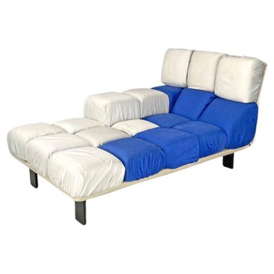 Chaise longue postmoderna imbottita a cubetti blu e bianca