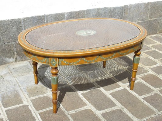Ovaler italienischer Vintage Couchtisch aus bemaltem Holz, ewigem Glas & Korbgeflecht, 1960er bei Pamono kaufen