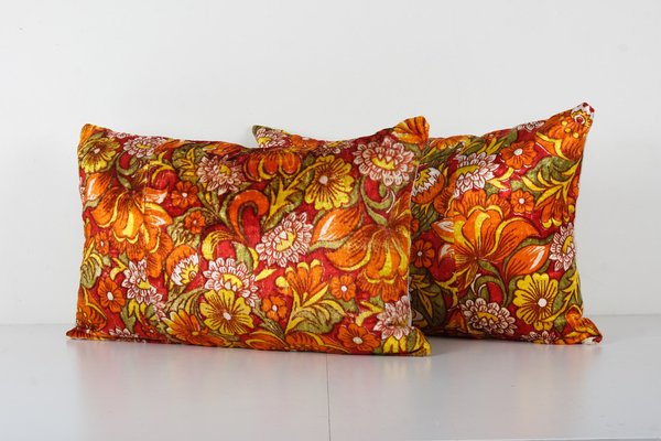 Große Kissenhüllen aus Samt in zartem Rot und Gelb mit Blumenmuster, 2er Set bei Pamono kaufen