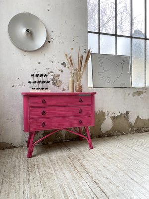Rosa Vintage Kommode aus Rattan, 1950er bei Pamono kaufen