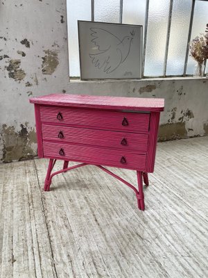 Rosa Vintage Kommode aus Rattan, 1950er bei Pamono kaufen