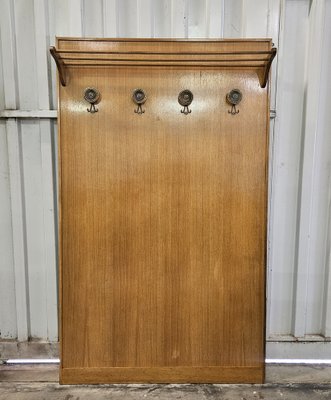 Wandgarderobe aus Holz mit Messingbügeln, 1950 bei Pamono kaufen