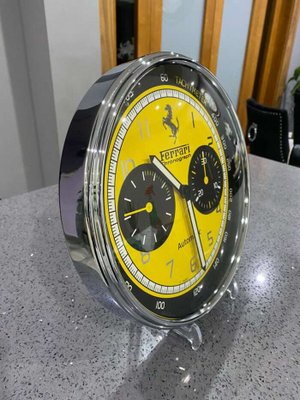 Reloj de pared con cronografo de Ferrari en venta en Pamono