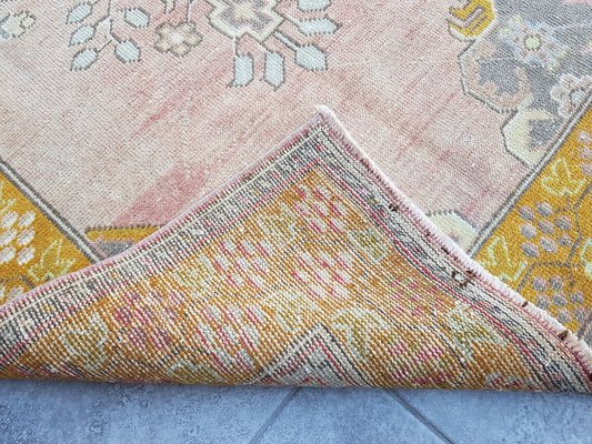 Vintage Teppich in gedecktem Gelb Rosa, 1960er bei Pamono kaufen