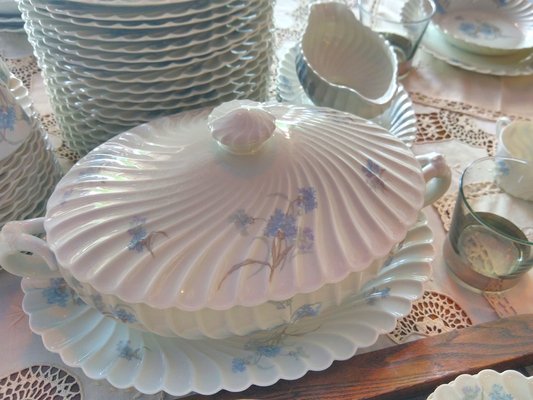 LIMOGES : Service De Table En Porcelaine Blanc Et Jaune à Filets Bleus Modele Giverny Fabrique Haviland Il Comprend 13 Assiettes Plates 18 Assiettes A Desserts Et 21 Assiettes Creuses Ainsi Quu