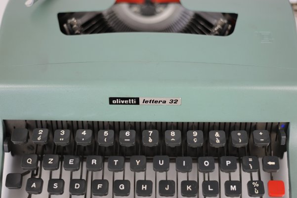Olivetti Letter 32 Typewriter, 1970s for sale at Pamono