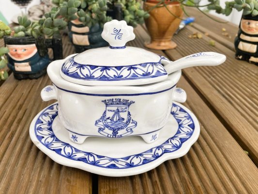 Kleine portugiesische blaue Weiden-Porzellan-Terrine mit Untertasse und Schöpfkelle von Flabal bei Pamono kaufen