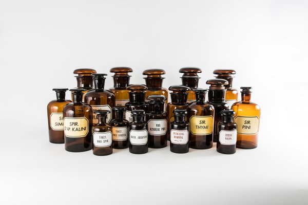 Bernsteinfarbene Vintage Apothekerflaschen, 1950, 32 . Set bei Pamono kaufen