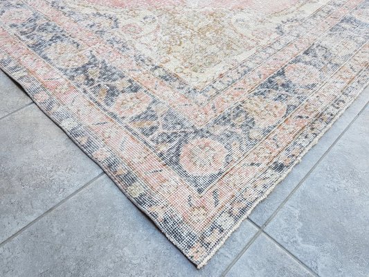 Großer türkischer Esszimmerteppich in Rosa-Blau, 1960er bei Pamono kaufen