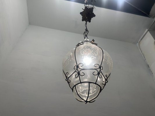 Lampada a sospensione in ferro battuto e vetro di Murano