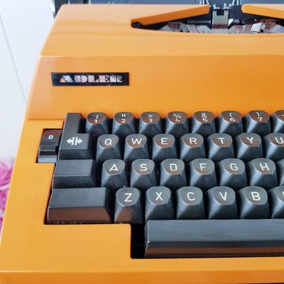 Macchina da scrivere vintage arancione Adler Gabriele 2000, Germania occidentale in vendita su