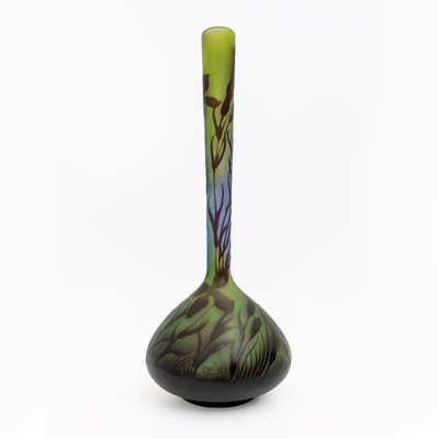 Jugendstil Glasvase mit Blumendekor in Kamee-Optik von Émile