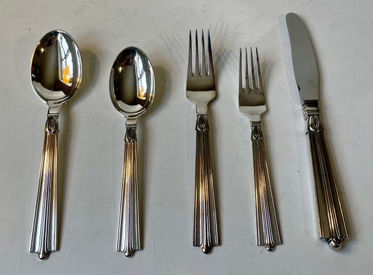 https://cdn20.pamono.com/p/g/1/9/1916591_hq5thhb5oy/art-deco-danish-cutlery-set-by-borgstroms-solvvarefabrik-1940s-set-of-65-8.jpg