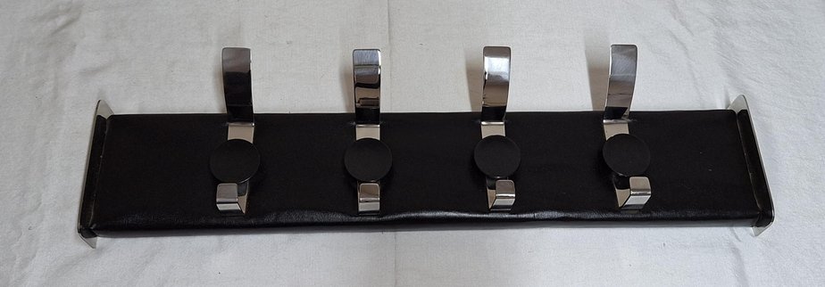 Perchero de pared vintage con tira de cuero sintetico negro percheros cromados y botones de plastico negro anos 70 en venta en Pamono