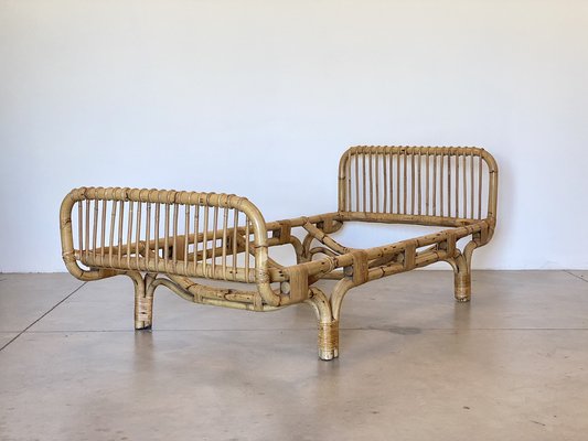 Bett aus Bambus & Korbgeflecht, 1970er bei Pamono kaufen