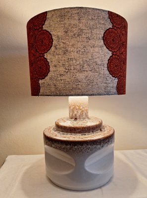 Vintage Tischlampe mit Keramikfuß in Beige-Braun-Weiß mit passendem handgefertigtem Stoffschirm von Lamplove bei Pamono kaufen