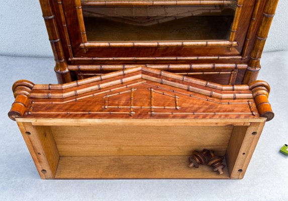 ANCIENNE ARMOIRE DE POUPÉE EN BOIS FAÇON BAMBOU, Hauteur 65 cm