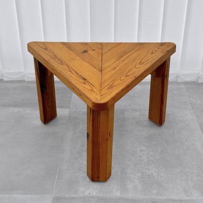 Tavolino triangolare rustico in pino, Svezia, anni '70 in vendita