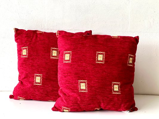 Vintage Kissen aus rotem Stoff