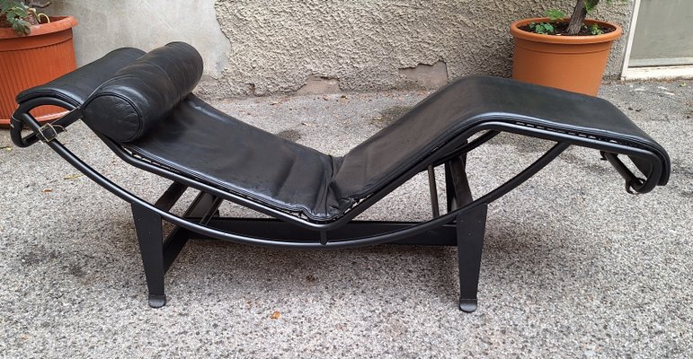 Model LC4 Chaise Longue Black Edition in Black Leather by Le Model LC4 Chaise Longue Black Edition in Black Leather by Le