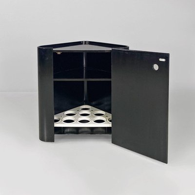 Moderner italienischer Eckschrank aus schwarzem Holz mit Rollenregal und Flaschenregal, 1980er bei Pamono kaufen
