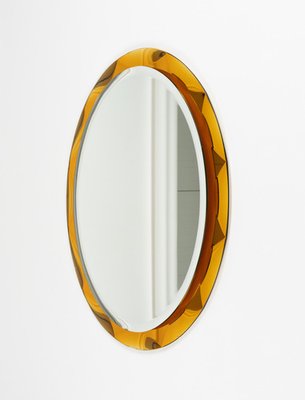 Espejo de pared Midcentury ovalado con marco de ámbar de