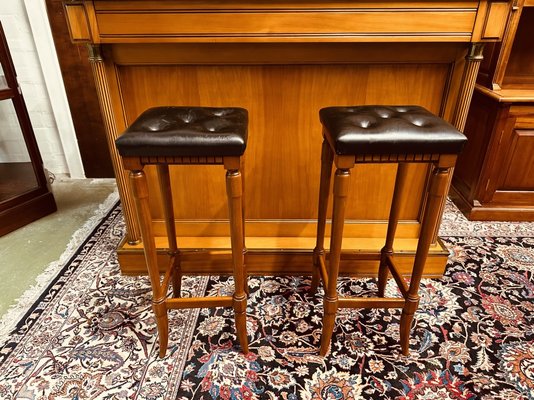 Vintage English Bar Counter with Bar Stools Set of 3 for sale at Pamono
