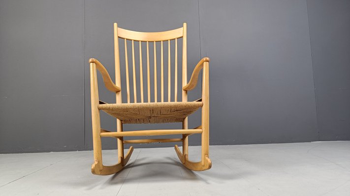 Sedia a dondolo J16 di Hans Wegner per FDB Mobler, anni '60 in
