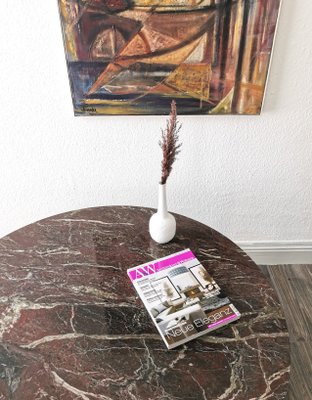 Brutalistischer Mid-Century Couchtisch aus Holz & Grau-Bordeaux Marmor, 1960er bei Pamono kaufen