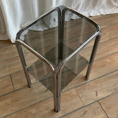 Zweistufiger Vintage Beistelltisch aus Chrom mit Rauchglas Regalen, 1970er bei Pamono kaufen