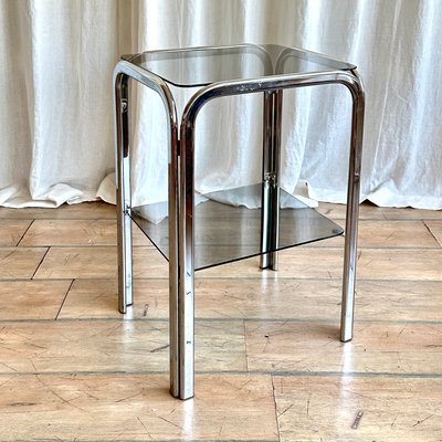 Zweistufiger Vintage Beistelltisch aus Chrom mit Rauchglas Regalen, 1970er bei Pamono kaufen