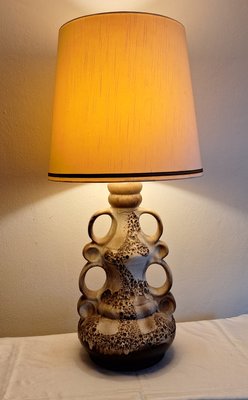 Große deutsche Vintage Tischlampe mit graubraunem Keramikfuß, 1970er bei Pamono kaufen