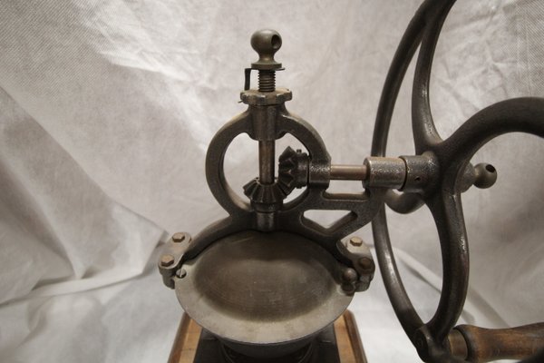 Moulin à café manuel – Moulin à café vintage, rouleau de fer à café de style antique avec réglage polygonal intégré pour garder le goût du café pour les parents, les amis Moulin à café manuel – Moulin à café vintage, rouleau de fer à café de style antique avec réglage polygonal intégré pour garder le goût du café pour les parents, les amis