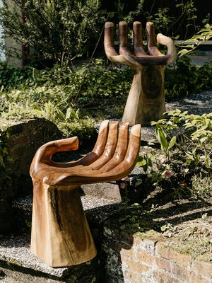 Handgefertigter geschnitzter Handstuhl aus Holz
