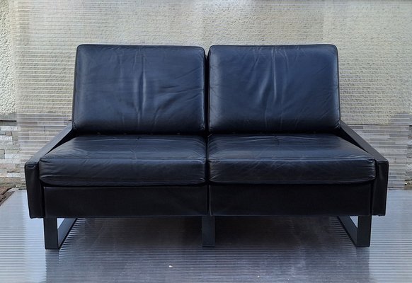 Divano a due posti Conseta vintage in pelle nera con piedini a